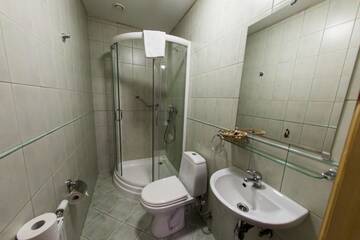 Фото номера Стандартный двухместный номер с 2 отдельными кроватями Отель Porto Resort г. Лиласте 5